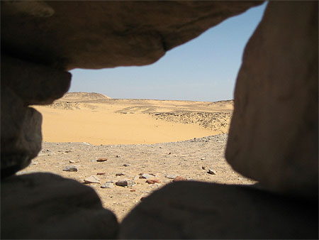 Trou donnant vue sur le d�sert