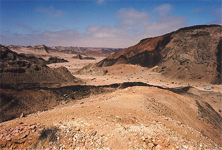 Voiture dans les plus hautes dunes du monde