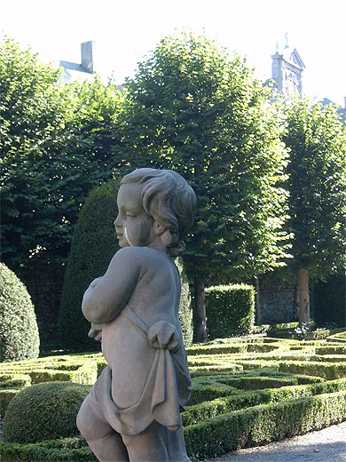 Angelot dans jardin � la fran�aise