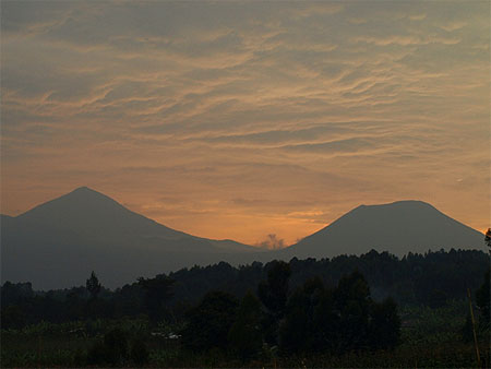 Coucher de soleil sur volcans Karisimbi et Visoke 