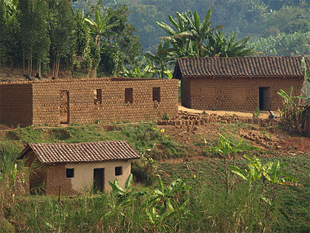 Fabrication d'une maison avec les briques d'argile