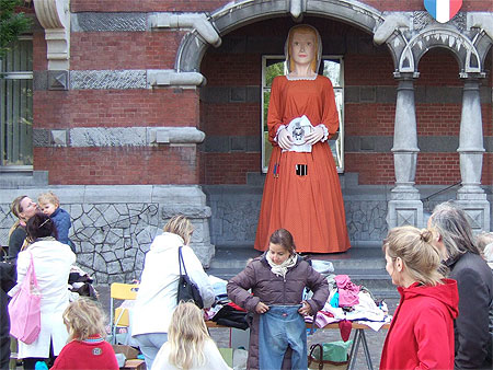 G�ant et braderie pr�s de Lille.