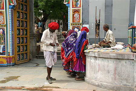 Homme sortant d'un Temple