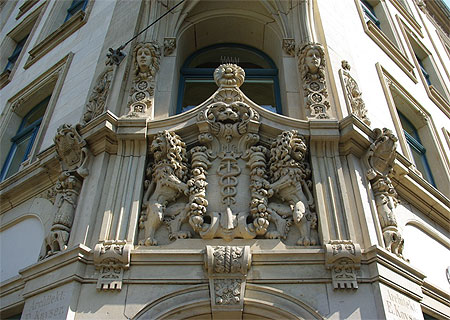 Une sculpture au dessus de l'entr�e de l'immeuble