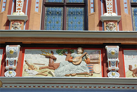 Une figurine sur la fa�ade de la taverne "zum breiten Herd"