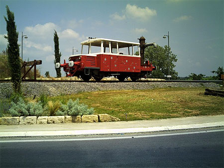 Une locomotive dans un rond-point