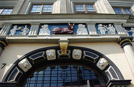 Sculptures � l'entr�e de la maison "Zum roten Ochsen"