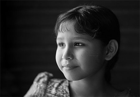 Aicha enfant birmane originaire du Bangladesh