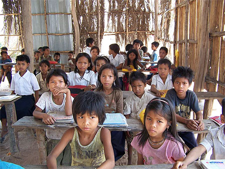 Regards d'enfants dans l'�cole du village