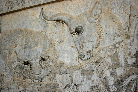 Combat entre le taureau et le lion