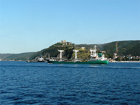 Cargo se dirigeant vers l'embouchure de la mer noire