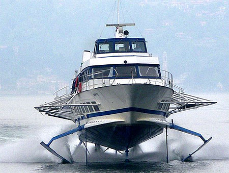 Arriv�e d'un "aliscafo" en port de Menaggio