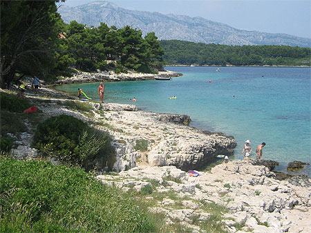 Crique dans la baie du village de Lumbarda