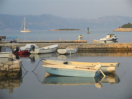 Coucher de soleil sur le petit port de Lumbarda