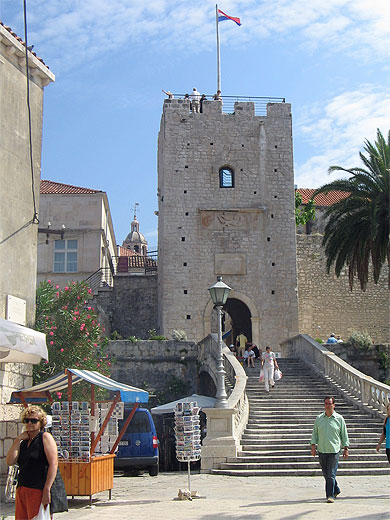 Escalier de l'entr�e de la ville fortifi�e de Korcula