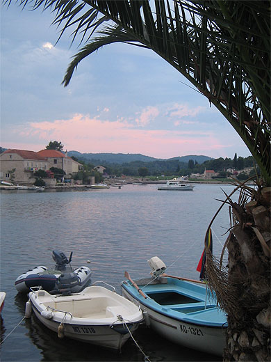 Coucher de soleil sur le petit port de Lumbarda