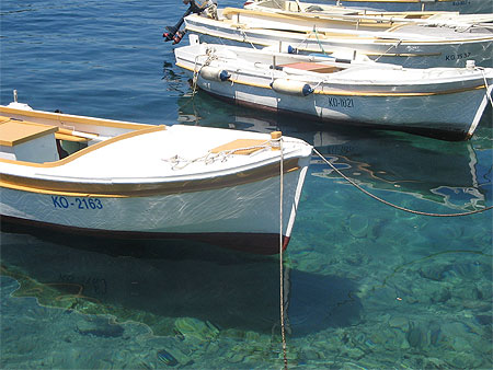 Dans le port de Lumbarda, y'a des b�teaux qui chantent !