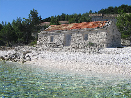 Maiosn abandonn�e sur un �lot dans la baie de Lumbarda