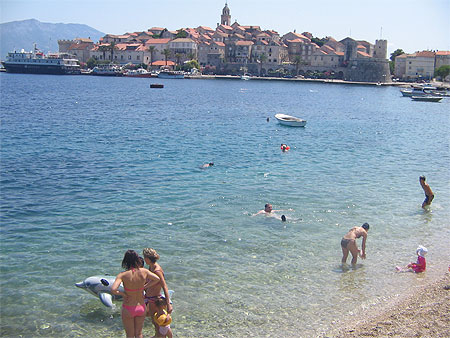 Une plage � 200 m�tres de la ville de Korcula