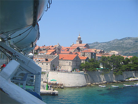 Vue sur Korcula depuis le ferry