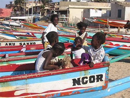 Enfants dans pirogues