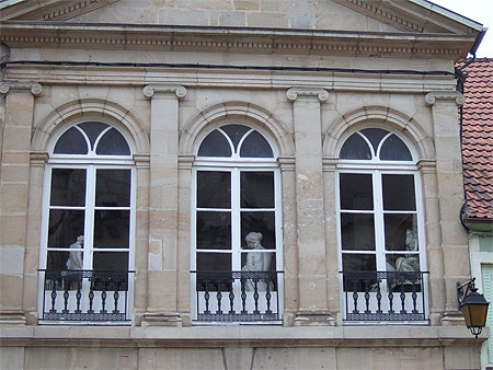 Fa�ade d'atelier d'art � Autun