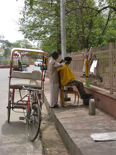 Coiffeur dans les rues d'Agra