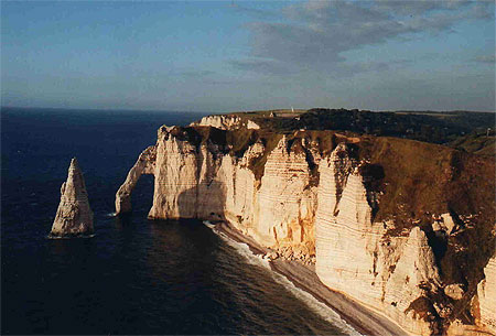Couchant sur la falaise