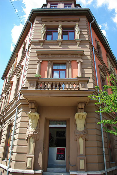 Immeuble avec des statues � Weimar