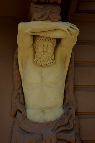 Une statue sur un immeuble