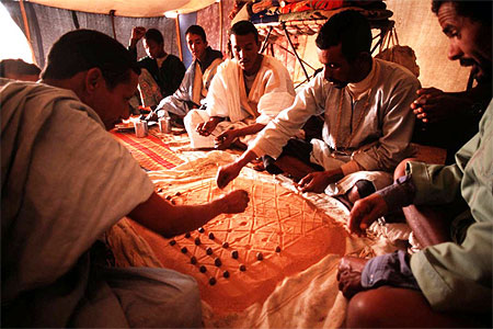 Jeu de dames sous la tente maure