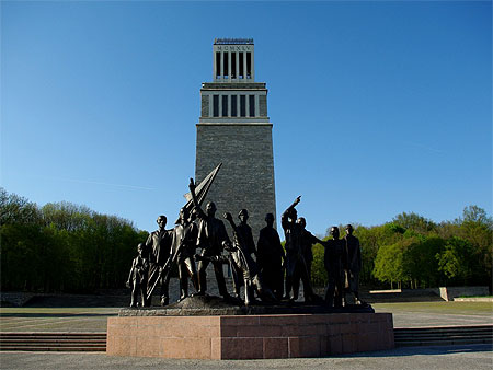Le clocher du m�morial et les statues de d�tenus