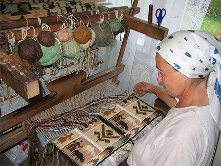 Atelier de tapis traditionnels � BOTIZA en ROUMANIE (MARAMURES)