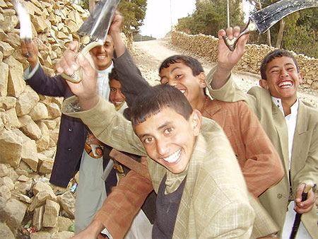 Enfants d�gainant leur jambiah