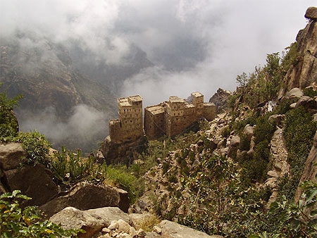 Village perch� dans la brume