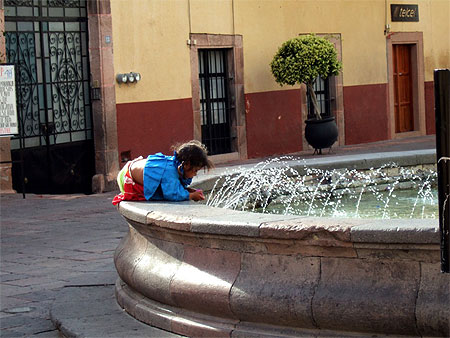 Enfant � la fontaine