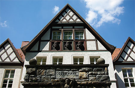 Une maison aves des figurines