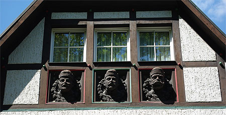 Des statuettes sur une fa�ade