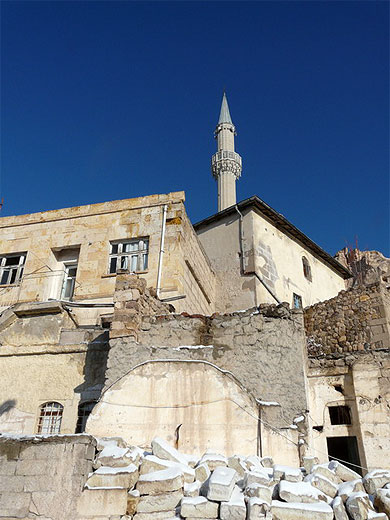 Ruelles d'Uchisar enneig�es