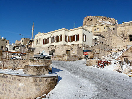 Ruelles d'Uchisar enneig�es