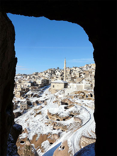Vue d'Uchisar enneig� depuis une chemin�e de f�e