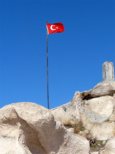 Drapeau turc sur le ch�teau d'Uchisar