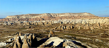 Panorama sur la vall�e rose