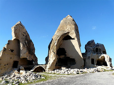 Vestiges d'habitations troglodytes