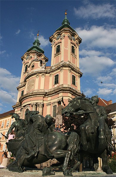 Place Dobo avec �glise baroque et statues