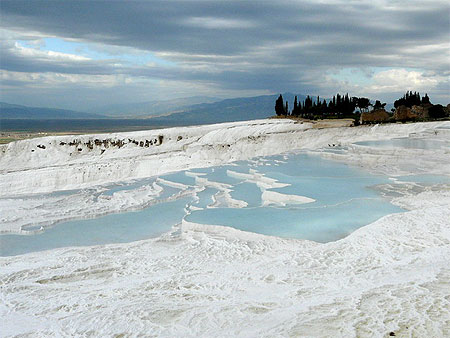 Bassins refletant le bleu du ciel