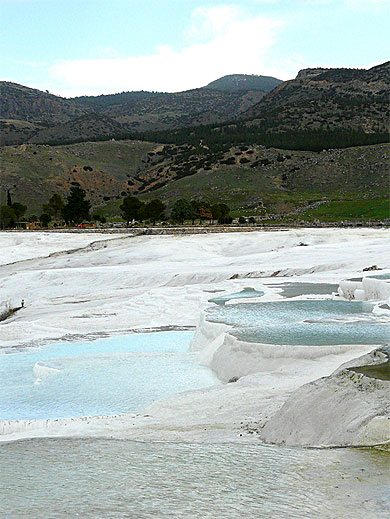 Blanc des bassins et verts des montagnes