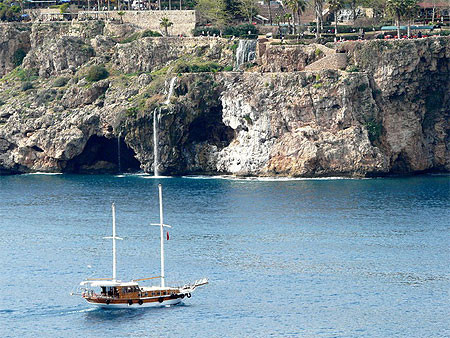 Voilier dans la baie d'Antalya
