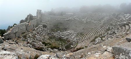Th��tre de Termessos dans la brume
