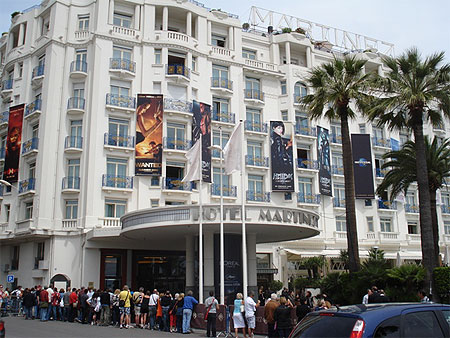 Fans devant l'h�tel Martinez